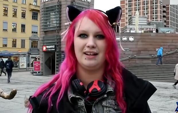 惊呆！挪威20岁少女是猫妖？不洗澡不吃饭只吃猫粮罐头（组图） - 5