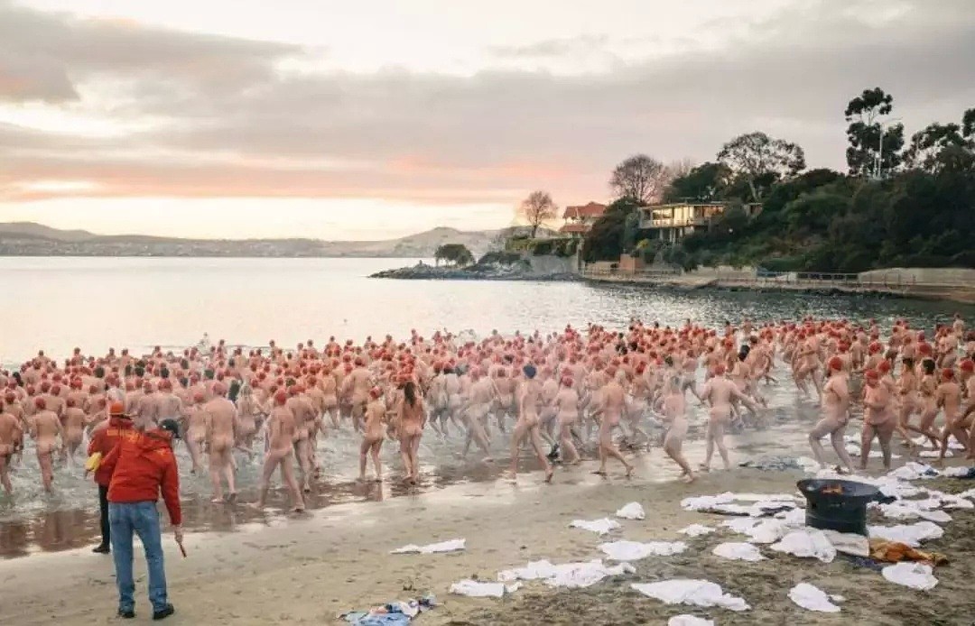 惊！！！接近零度的冬天，近2000名澳洲人裸奔冲向大海 - 7