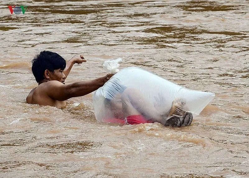 他们被自己父母塞进塑料袋，漂在洪水上，为了改变命运，他们赌上自己性命...（组图） - 12