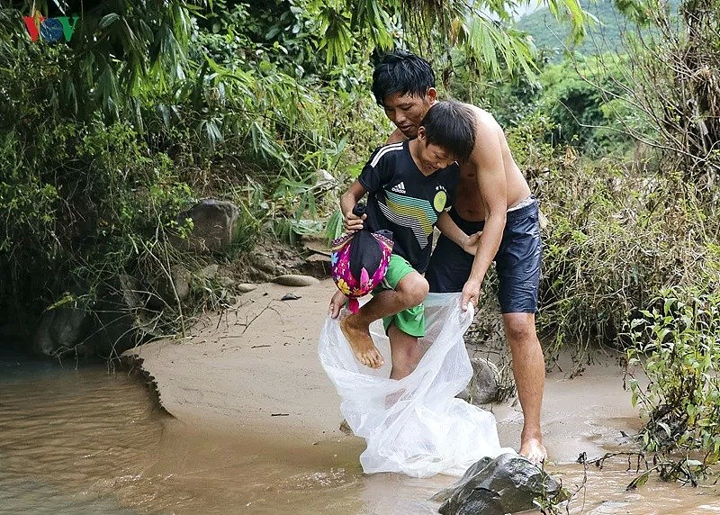 他们被自己父母塞进塑料袋，漂在洪水上，为了改变命运，他们赌上自己性命...（组图） - 16