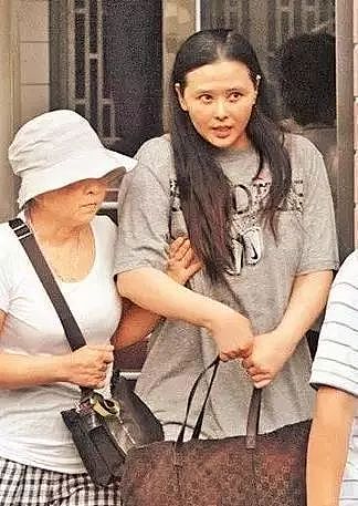 心酸！华人美女明星自曝入狱生活 洗澡被偷看，嫁小15岁出租司机被骂到崩溃（组图） - 11