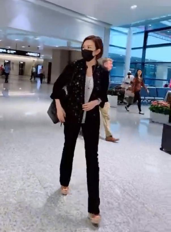57岁关之琳素颜现身机场，镂空上衣难掩好身材，击破脸垮衰老传闻