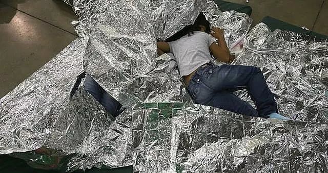 美国非法移民儿童安置站丑闻曝光 律师揭露更多细节：儿童数周不洗澡，吃腐烂的食物（组图） - 3