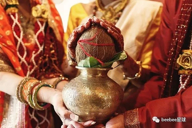 印度人用椰子砸头祈福，头破血流，场面震撼！医生都忙不过来...（组图） - 8