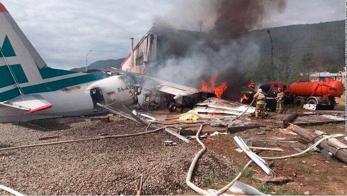 突发！俄罗斯客机失事，迫降时起火，2死7伤，43名乘客全部生还（组图） - 7