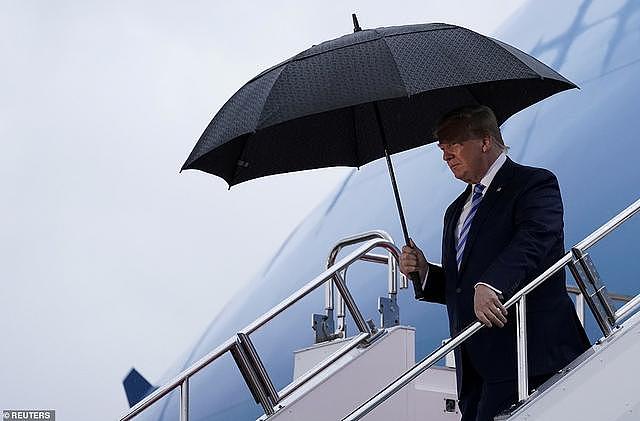 特朗普雨中抵达日本，自己一人撑伞女儿伊万卡在后面淋雨