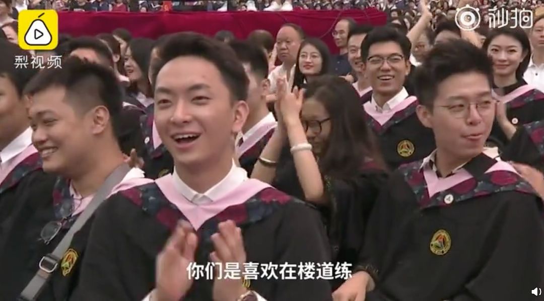 这个美国小姐姐在中国毕业礼上讲中文，刚开口我就跪了…（视频/组图） - 4