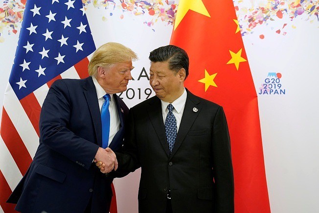 美国总统川普（左）和中国国家主席习近平（右）29日在日本大阪举行双边会谈，两人会前握手。 （路透）