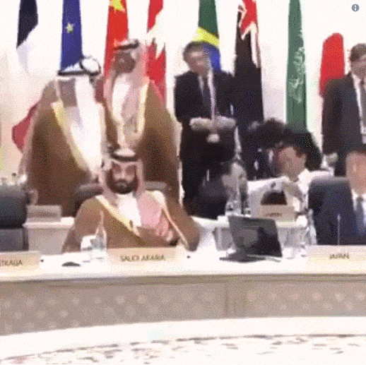 被戏耍？G20峰会上，特朗普轻拍沙特王储右肩，然后迅速闪过（图） - 1
