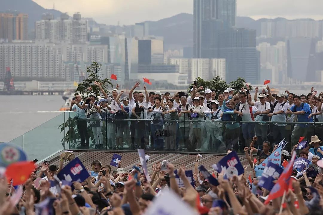 17万香港市民上街撑警！还有梁家辉、谭咏麟、钟镇涛…（组图） - 6