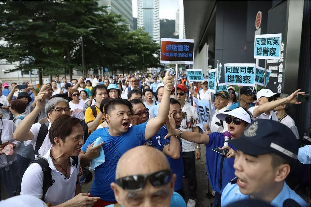 17万香港市民上街撑警！还有梁家辉、谭咏麟、钟镇涛…（组图） - 11