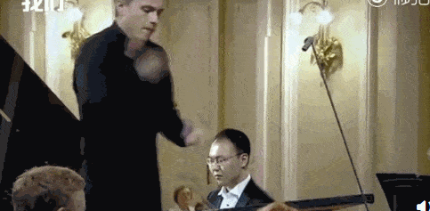 世界大赛闹乌龙中国钢琴家被坑 但他的表情火了（视频/组图） - 1