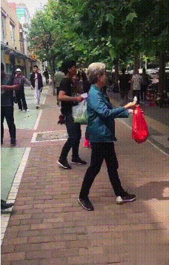 57岁宋丹丹满头白发现身街头，拎塑料袋请路人吃冰棍超接地气