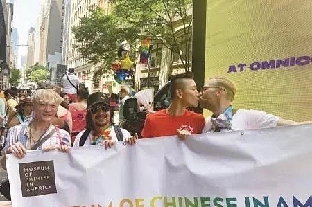 全美同性恋骄傲大游行！规模史上空前，华人热情参与，当众激吻，场面火爆！（组图） - 12