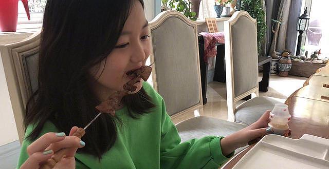 13岁李嫣现身高档餐厅，手持100欧元炫富，配文让喊她“李十万”