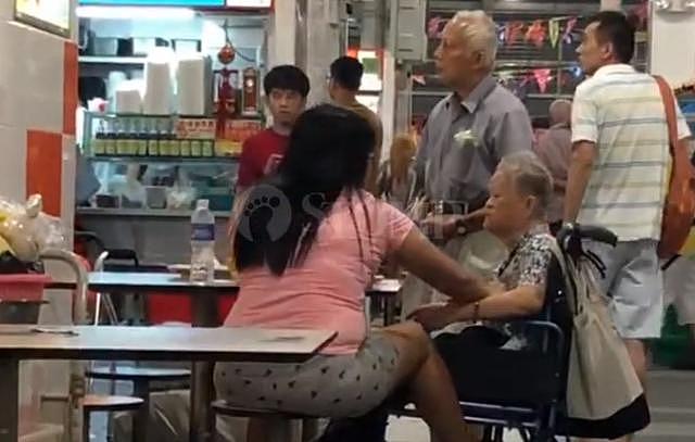 新加坡保姆公然虐待老太太遭热心市民举报，戳脸掐胸掰手指