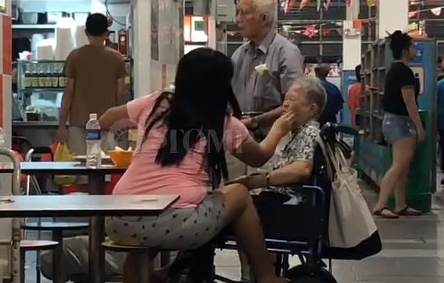新加坡保姆公然虐待老太太遭热心市民举报，戳脸掐胸掰手指