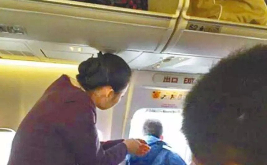 中国男子国际航班上突开安全门！186名乘客吓傻！被警察带走！飞机上这些事千万别做，罚款刑拘不商量！ - 10