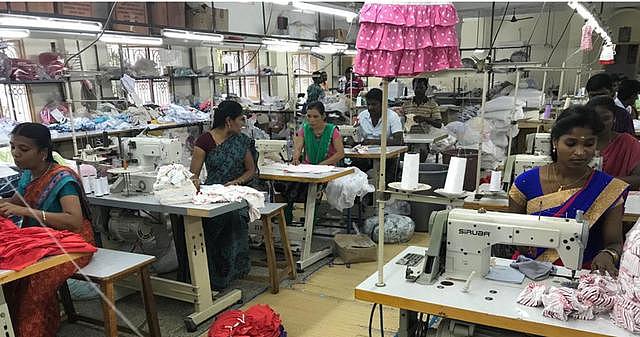 印度女工遭“血汗工厂”压榨逼吃药推迟月经致不育，一天才挣25
