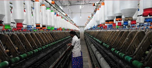 印度女工遭“血汗工厂”压榨逼吃药推迟月经致不育，一天才挣25