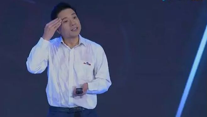 刚刚，百度CEO李彦宏演讲中遭人现场泼水……（视频/图） - 6