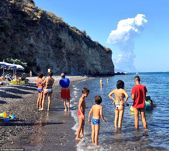 意大利斯特隆博利火山爆发，度假胜地成人间地狱，已有一人遇难