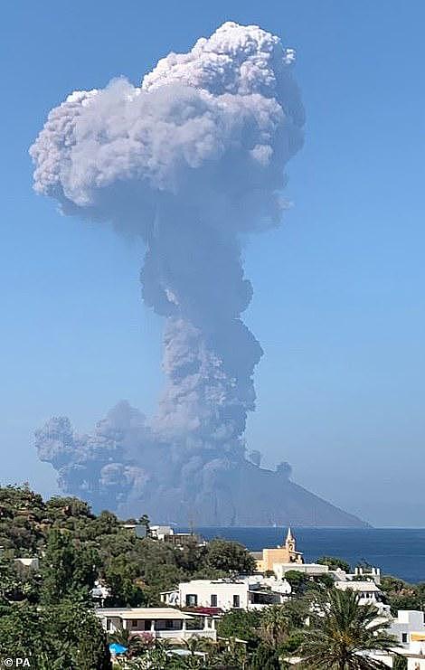 意大利斯特隆博利火山爆发，度假胜地成人间地狱，已有一人遇难