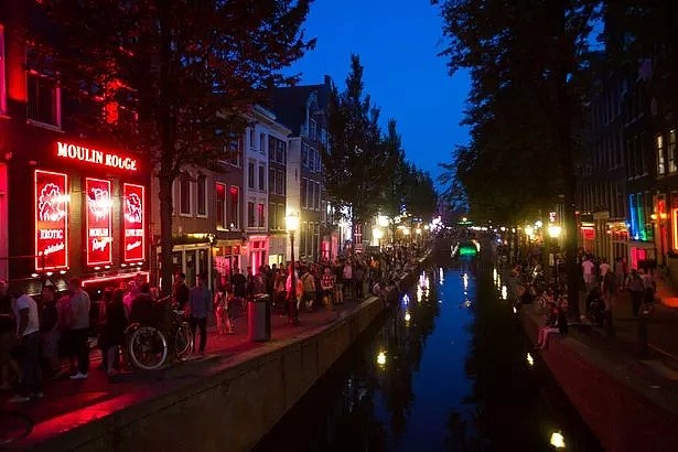 阿姆斯特丹要从良？红灯区妓院面临关闭，以后可能看不到性感橱窗女郎了（组图） - 11