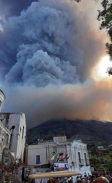 意大利斯特隆博利火山爆发 游客纷纷跳海躲避熔岩（图） - 1