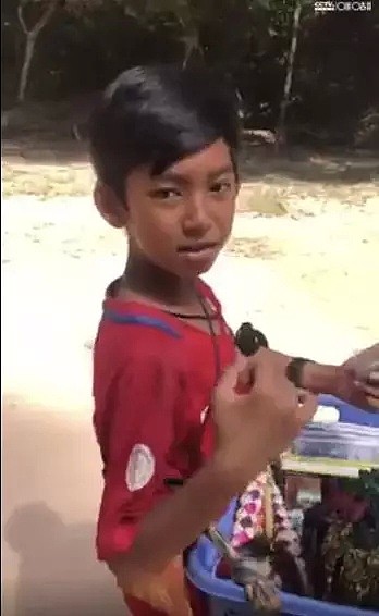 柬埔寨网红男孩来华留学了，然而其他的柬埔寨孩子，依然生活在阴暗之下...（组图） - 1