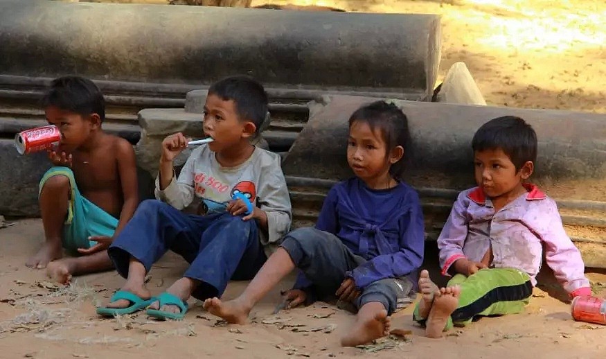 柬埔寨网红男孩来华留学了，然而其他的柬埔寨孩子，依然生活在阴暗之下...（组图） - 8