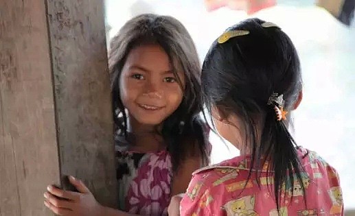 柬埔寨网红男孩来华留学了，然而其他的柬埔寨孩子，依然生活在阴暗之下...（组图） - 12
