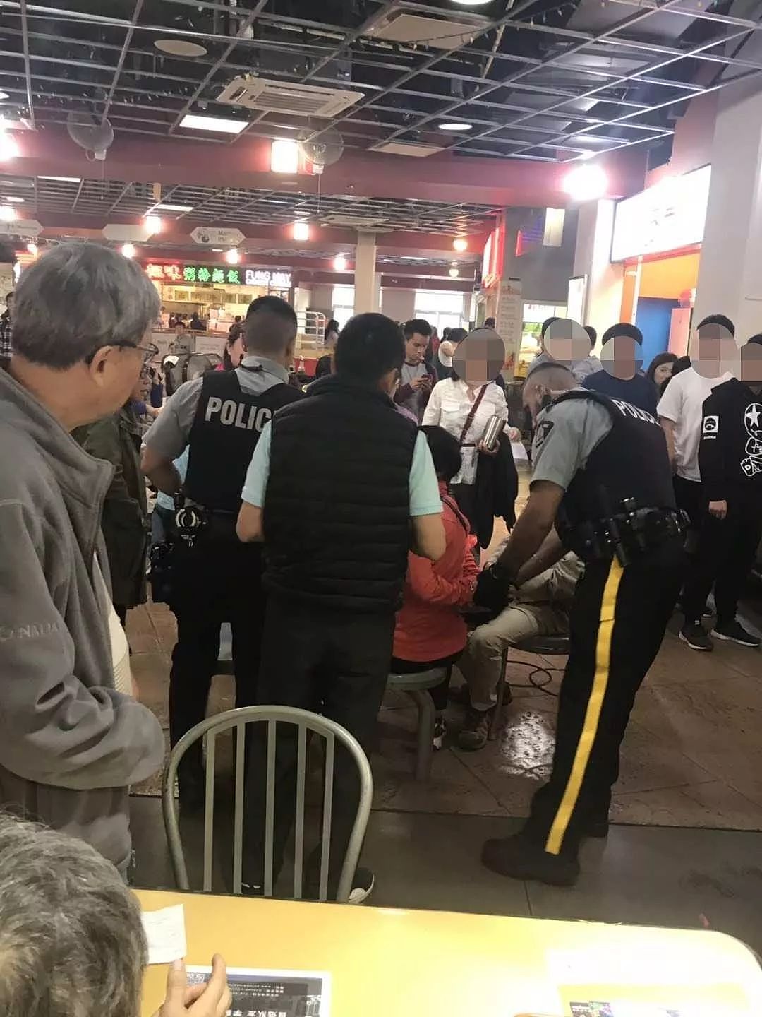 大温本拿比丽晶广场二楼，一对中国老人被加拿大警察铐起来！还有王法吗？（组图） - 5