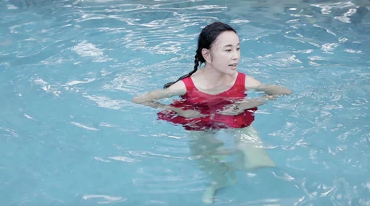 63岁刘晓庆在泳池里不慎把安全裤游掉，男工作人员帮其下水寻找，网友：一片风光！（组图） - 2