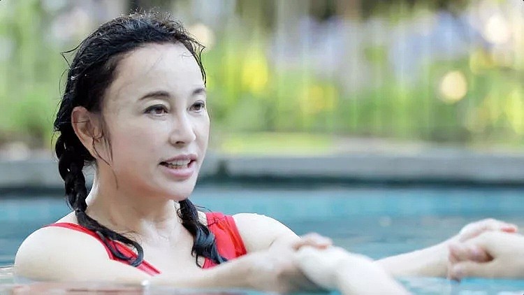 63岁刘晓庆在泳池里不慎把安全裤游掉，男工作人员帮其下水寻找，网友：一片风光！（组图） - 3