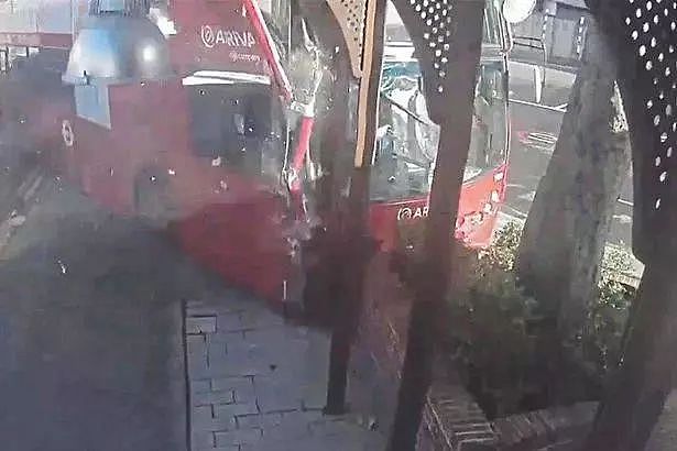 伦敦公交车事故！30年驾龄老司机冲撞车站，竟是因为……（组图） - 4