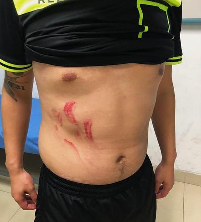 中国足球又现暴力事件，球员殴打裁判后调侃：用拳头亲吻别人的脸