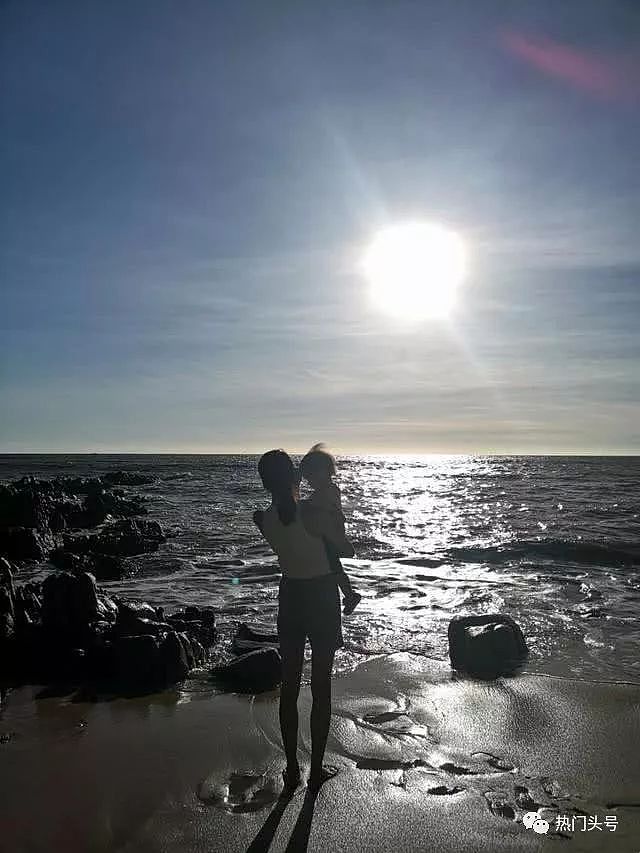 曹云金前妻唐菀晒照抱着女儿站在海边，母女俩的背影孤独又温馨（组图） - 7