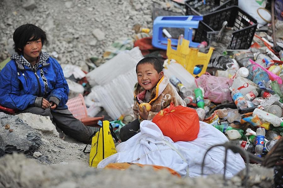 “满是苍蝇的房间里，她在给孩子喂奶”背后真相，刺痛千万女性（视频/组图） - 21