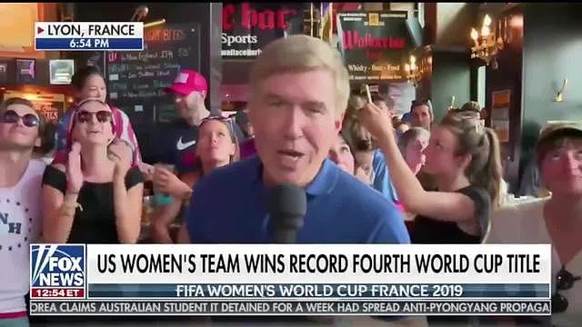 美国女足夺冠采访，球迷高喊：FXXK川普