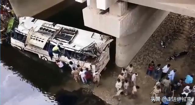 载有50名乘客的印度巴士掉进运河，超过一半乘客当场身亡