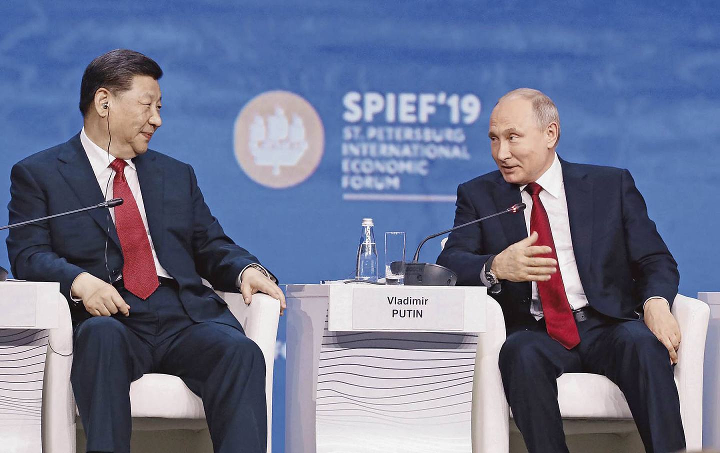 习近平6月访问俄罗斯，中俄两国逐渐联手的态势，对全球格局产生重要影响。图为习近平在2019年圣彼得堡经济论坛上和俄罗斯总统普京交谈。