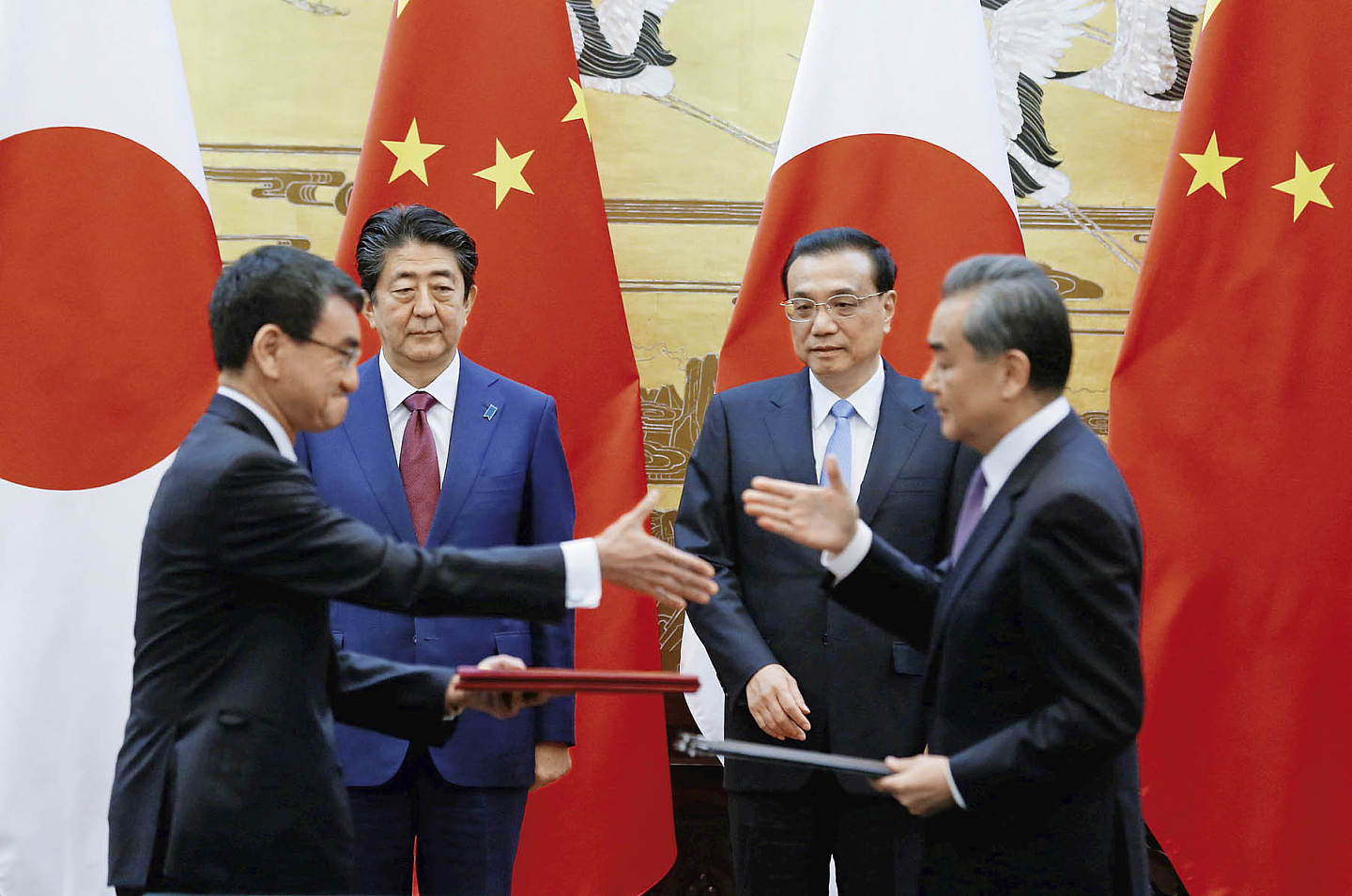 安倍晋三2018年10月正式访华，促成了中日之间的诸多共识和合作。图为中日两国外长在北京举行签字仪式，中国总理李克犟出席。