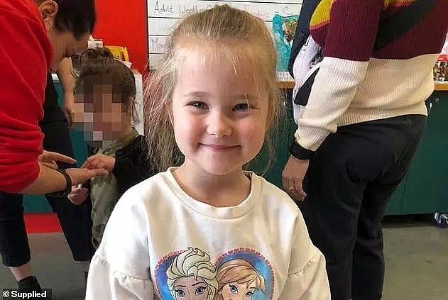 “一定要开闪光灯！”澳洲妈妈拍照救了4岁女儿一命！眼睛出现白点可能是癌症信号！ - 3