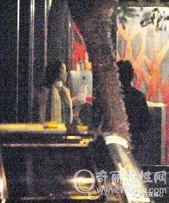 深夜巩俐，“通透”出门！生活脏乱，吓坏网友：怪不得被张艺谋丢弃！（组图） - 3