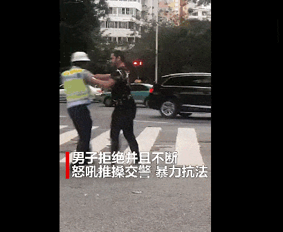 “我是外国人，不懂中国法规”留学生骑电动车违规，推搡交警引发网友众怒