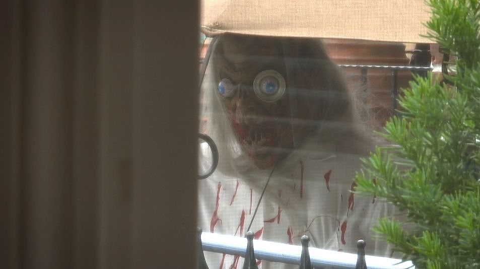 半夜醒来，窗外看到这个吓半死！是因邻居不爽他们的“婚俗”？（组图） - 3