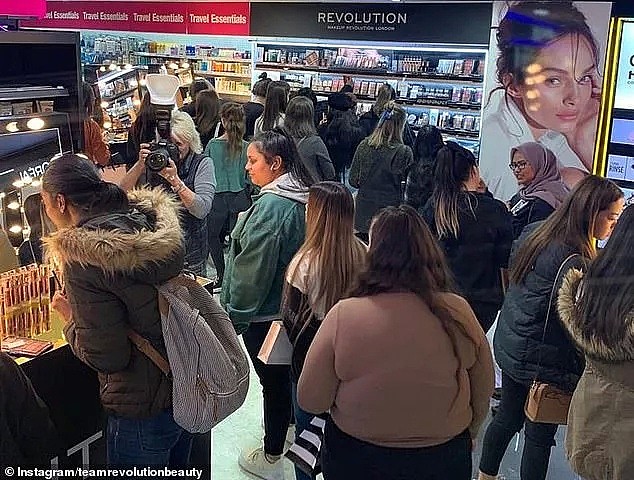 疯抢！风靡全球的英国美妆品牌Revolution登陆澳洲！墨尔本几百人排队数小时只为买它！ - 4