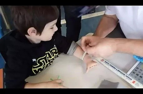 澳洲“赛博朋克机械手臂”竟是由这个不起眼的小玩意做的，助力无数残疾孩子圆梦“超级英雄” - 6