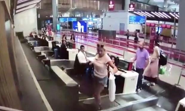 土耳其女子办完乘机手续竟爬上行李传送带：我以为这样可以登机